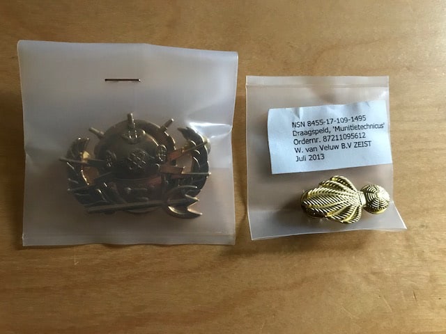 Links Maritieme EOD en rechts het embleem Munitietechnicus
