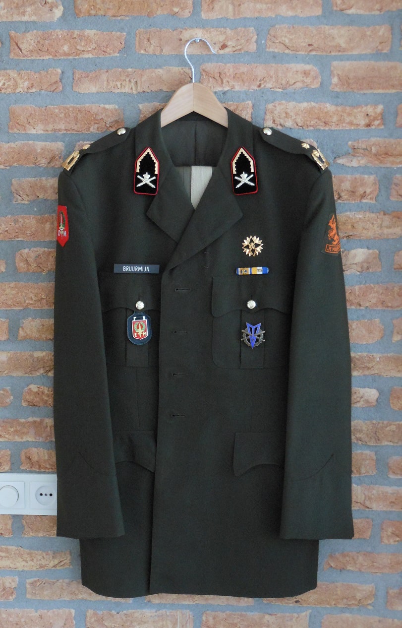 Generaal Majoor Bruurmijn
Jan Bruurmijn begon zijn militaire carrière in 1959 als dienstplichtige. Na de officiersopleiding bij de KMA, werkte hij van 1962 tot 1971 bij de artillerie. Na cursussen in hogere militaire vorming in Nederland Generaal-majoor J.Th. Bruurmijn (53) Generaal Bruurmijn heeft het commando gevoerd over de Eerste of "7 december'-divisie in Schaarsbergen. Hij was de opvolger van generaal-majoor P.H.M. Messerschmidt (54) die tot gouverneur van de Koninklijke Militaire Academie (KMA) in Breda werd benoemd.
