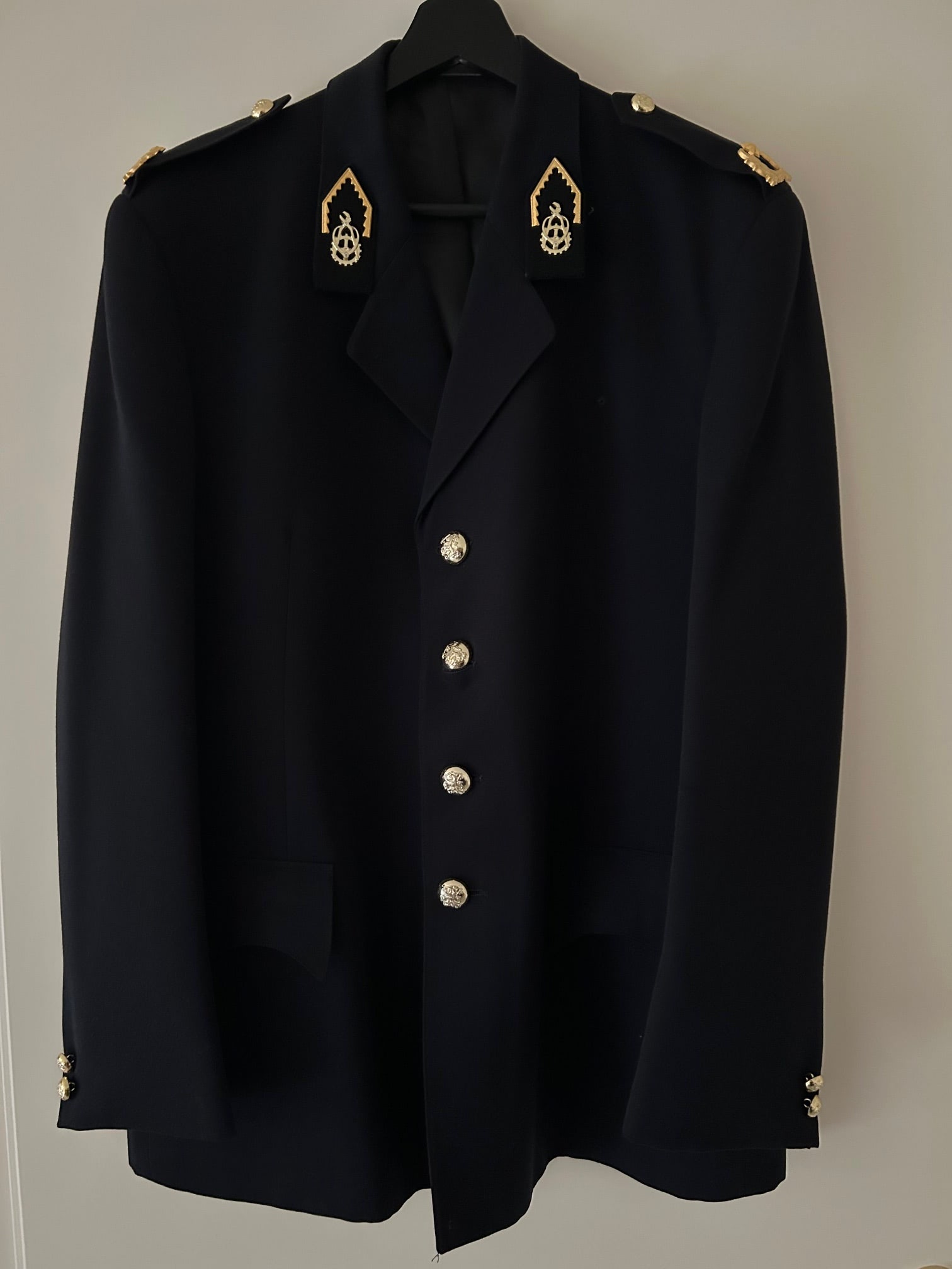 De uniformen van Generaal Boers en Schouenberg zijn geschonken aan Rob van Hek als ook het onbekende uniform van generaal TD.
