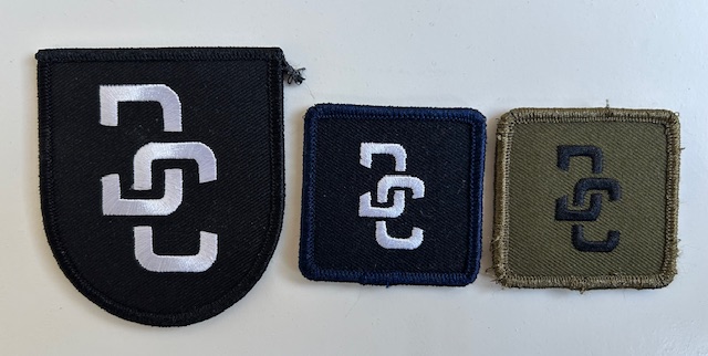 Patch en borstemblemen Groen en blauw pak
