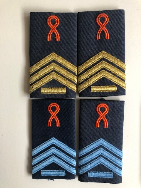 De rang van een Sgt1 die in opleiding is tot beroeps Officier. De blauwe voor op zijn DT of overhemd en de gouden voor zijn Gelegenheidstenue (met wit overhemd en stropdas/strik).

Veelal een collega Sgt1 die na vele jaren van Onderofficier na HBO naar de KMA ging
