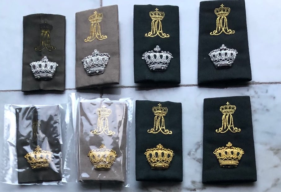 Kroon rangen KMA
Het ROT wordt alleen op de linkerschouder gedragen. Goud of zilver heeft te maken op welk niveau de drager acteert.
