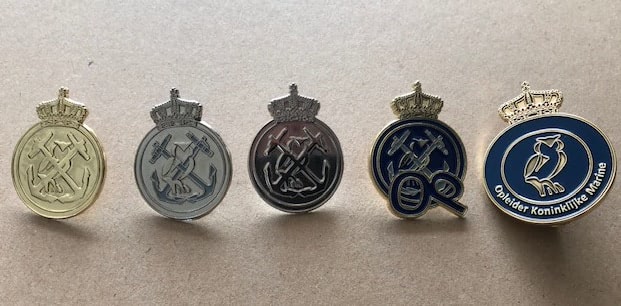 serie emblemen met als uitkomst de speld Opleider Koninklijke Marine
