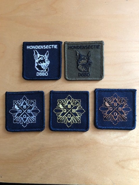 Borst emblemen
Hondenbrigade voor groen en blauw pak.
Embleem voor het poloshirt, aantal jaren werkzaam bij defensie.
12,5 jaar Brons
24 jaar Zilver
40 jaar Goud
