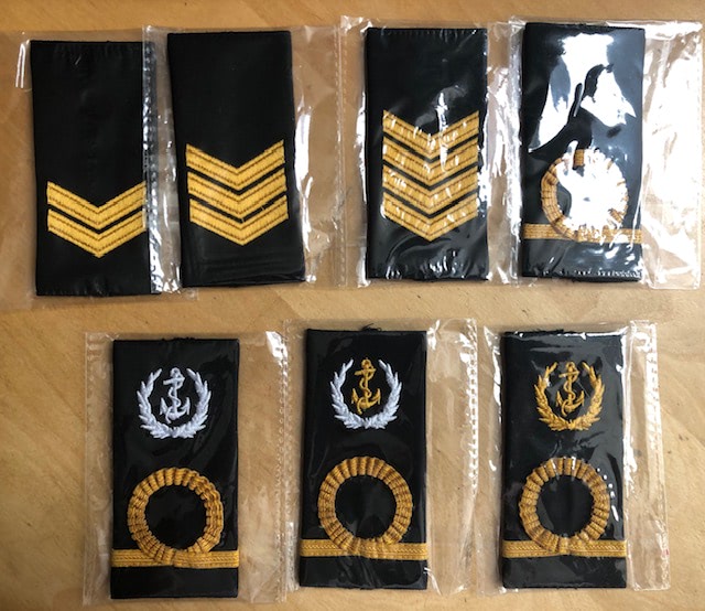 Setje rangonderscheiding voor de overjas van het boordtenue
Deze enkele rangonderscheiding wordt gedragen op een epaulet op de voorzijde van de jas.
