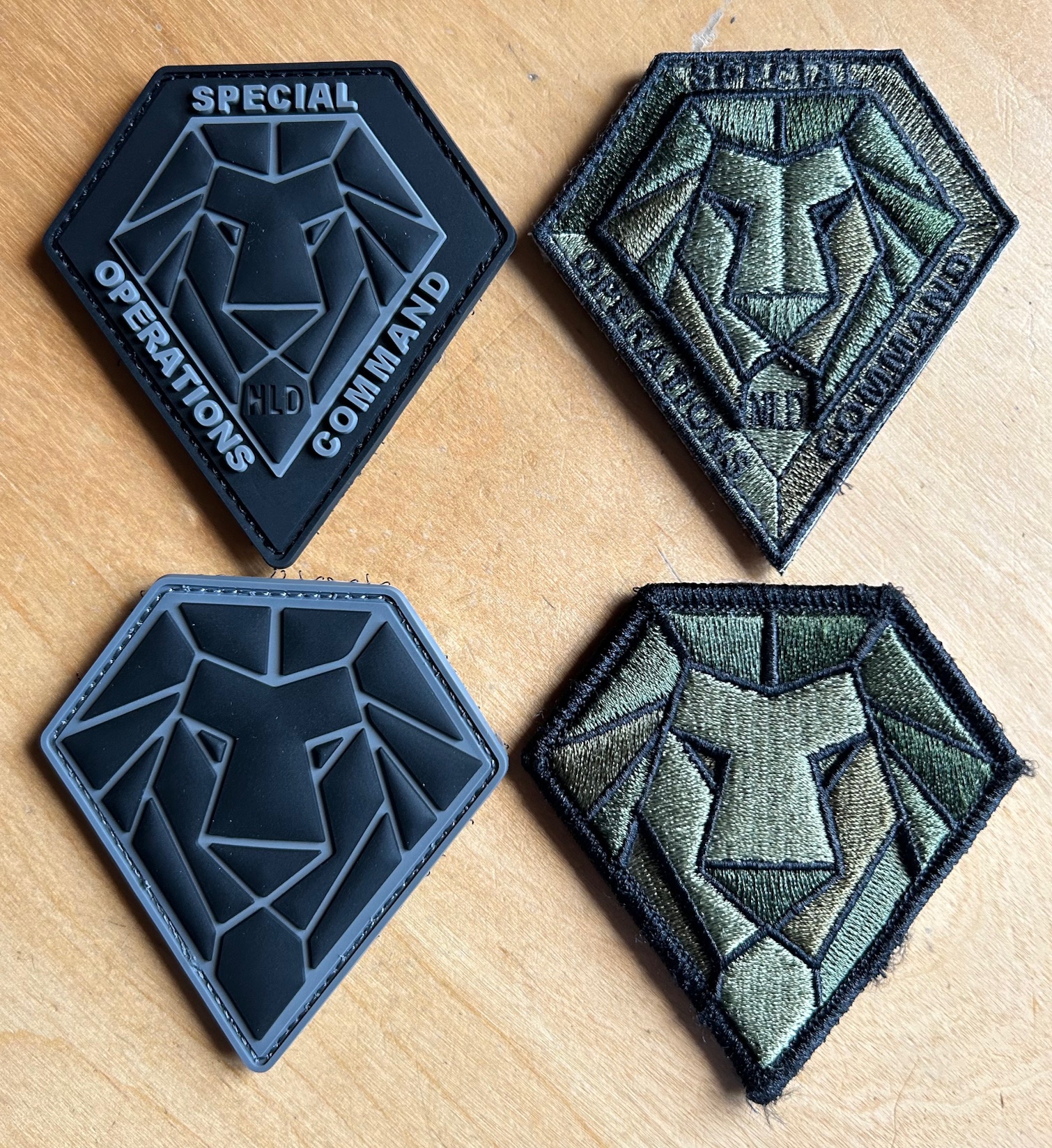 Origineel uitgegeven emblemen.  
