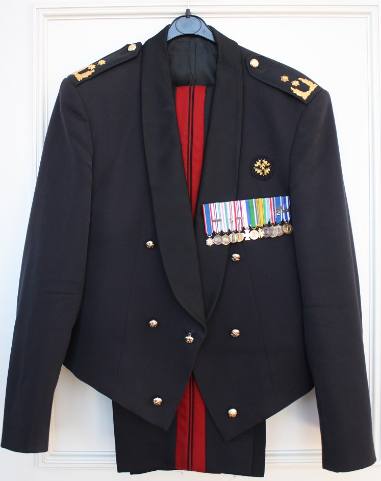 AT van Generaal Majoor Vleugels
Generaal-majoor Theo Vleugels was in zijn laatste functie commandant van de Nederlandse Defensie Academie.
Theo Vleugels werd op 31 juli 1958 geboren in Vaals. Met het VWO-diploma op zak begon hij in 1976 aan de KMA. 
Sinds 6 april 2007 was Vleugels, in de rang van brigadegeneraal, commandant van het Opleidings- en Trainingscommando in Utrecht. Met ingang van 2 mei 2012 werd generaal-majoor Vleugels commandant van de Nederlandse Defensie Academie. Daarna ging het met FLO.
