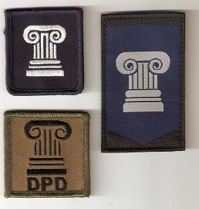 Blauwe emblemen zijn voor het blauwe gevechtspak van Kmar, Marine en DBBO.
Het embleem met DPD ( Defensie Personele Diensten) is vervallen per 3 juli 2013 en er komt een embleem met het onderschrift DPOD ( Divisie Personeel en Organisatie Defensie).

