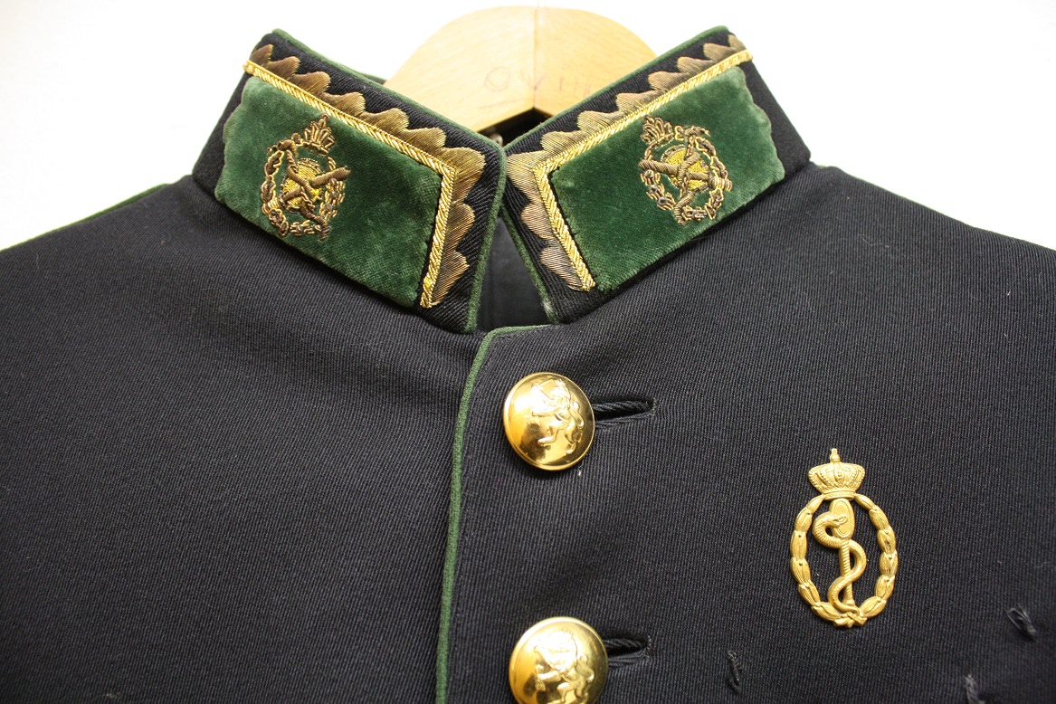 CT generaal GNK met ingeborduurde kraagemblemen detail
