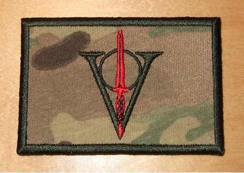 Embleem 105-Cotrcie - rood
Rode dolk, embleem 105-Cotrcie, rood is de originele kleur van het logo.
