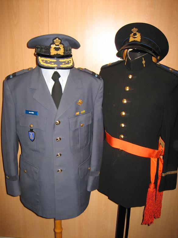 Klu Commodore  DT en een 2e luit Klu Ceremonieel
