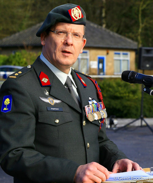 Korpscommandant B&T die koord oud model draagt
