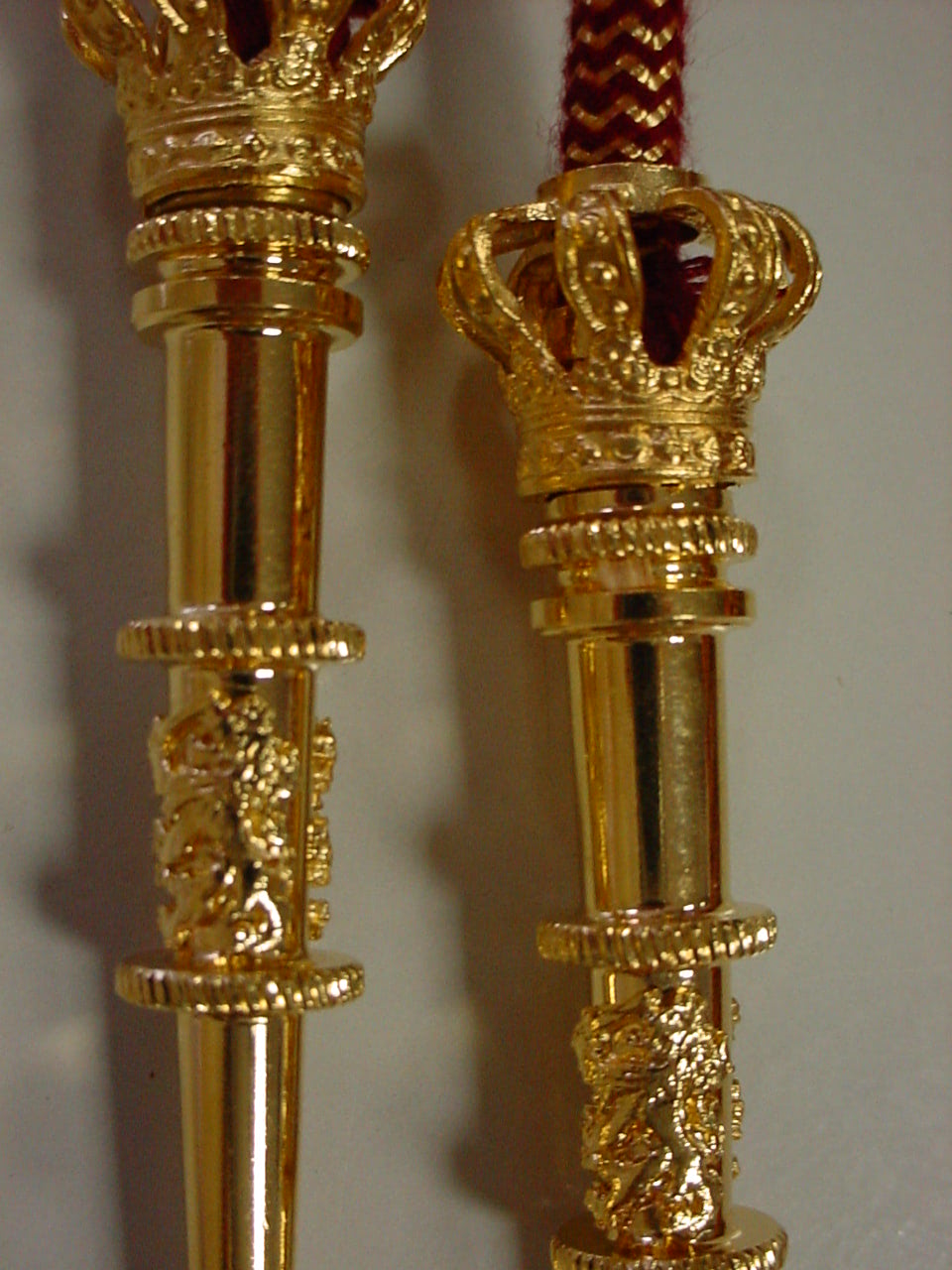 Gouden pennen attache nestel
