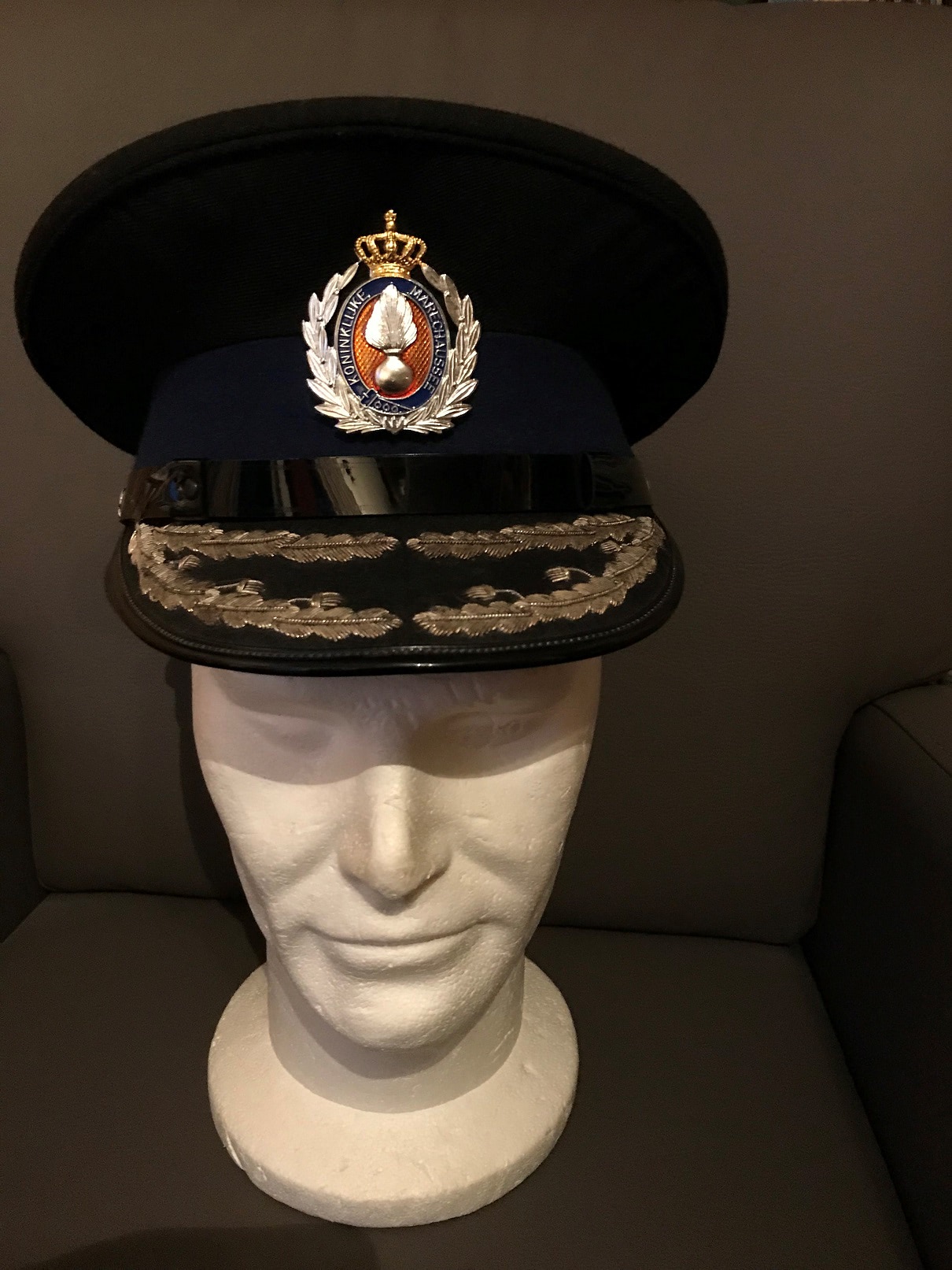 Pet generaal KMar nieuw embleem
