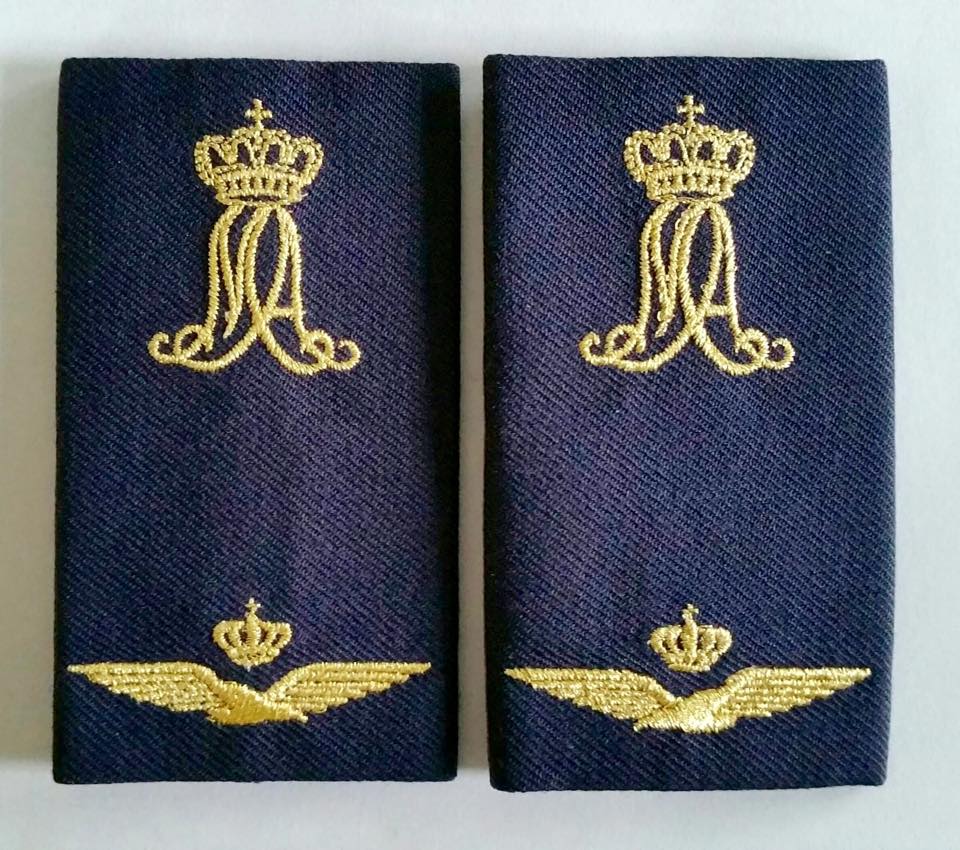 SOO rangen
In 2017 zijn op de NLDA voor de nieuwe Klu opleiding voor onderofficieren die officier worden (SOO), nieuwe schuifpassanten voor het DT ingevoerd. Omdat bij de KLu de rangonderscheidingstekens (weer) op de DT mouw zitten, is aan deze schuifpassanten te zien dat het een NLDA cursist betreft.
