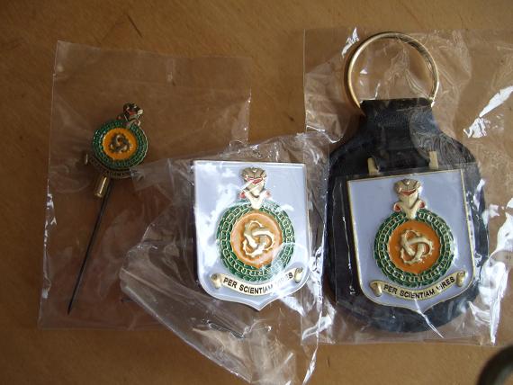 De nieuwe DMO emblemen
Het oude mouwembleem met de bekende band is vervallen. Er wordt geen mouwembleem gedragen en alleen een borsthanger.
