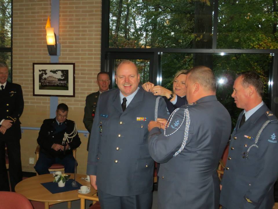 Hier een afbeelding van de NIEUW KLU staf adjudanten koorden/nestels. (adjudant die met zijn rug richting de fotograaf staat)
 
De "oude" koorden zijn naar de Sqn sergeanten majoors en adjudanten gegaan.
 
De nieuwe zijn langer en hebben een extra koord aan de buitenzijde van de mouw (zie foto)(voor op alle tenueën)
 
vwb de Klu adjudant die heeft exact hetzelfde koord maar dan in goud/blauw (alleen voor op zijn gevechtspak. Voor op het DT draagt hij zijn normale nestel.)

